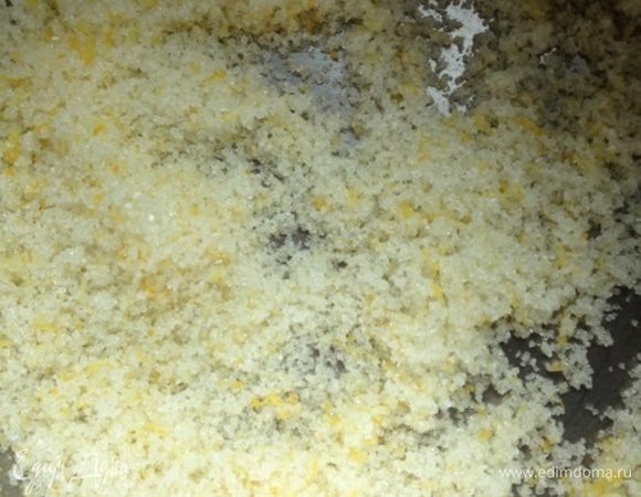 В небольшой кастрюле смешиваем сахар и лимонную цедру, тщательно растираем массу руками, чтобы ингредиенты соединились и сахар впитал в себя все эфирные масла цедры.