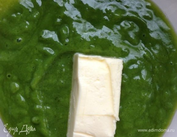 Затем протираем получившуюся массу через мелкое сито, для того, чтобы получить однородную кремовую структуру и избавиться от частичек базилика, цедры и белка (который все равно кое-где сворачивается, благодаря своей неоднородной структуре) и заодно немного остудить.
Затем добавляем сливочное масло комнатной температуры и вилочкой взбиваем смесь. 