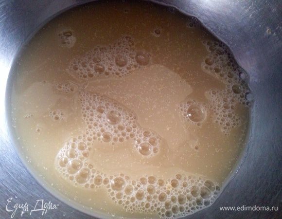 В теплую воду добавить сахар,соль и дрожжи. Хорошо перемешать.