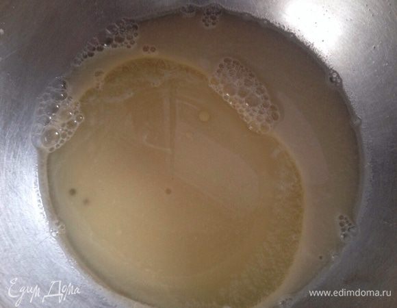 Влить растительное масло.