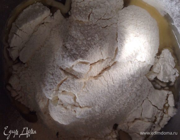 Просеять муку. И замесить мягкое и эластичное тесто! Муки может уйти 2-3ст.,все зависит от качества муки! Муку подмешивайте постепенно! 