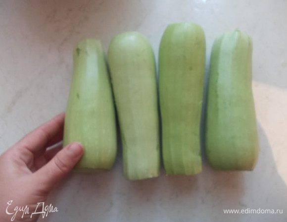 Берем небольшие и молоденькие кабачки. 