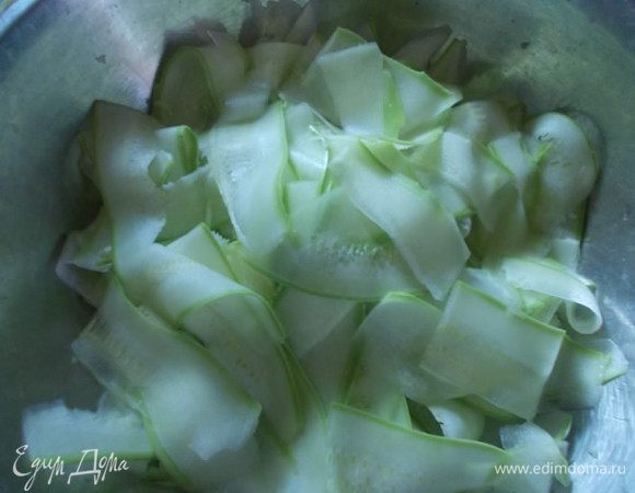 Каждый кабачок разрезать на пополам и ещё вдоль напополам,с помощью овощечистки порезать на такие полосочки. Посолить,перемешать руками и оставить на пол часа.