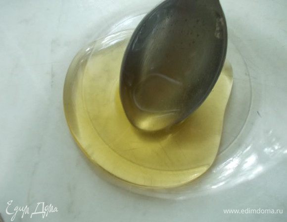 Мед для маринада,должен быть жидким и ароматным,добавляем в миску + винный уксус,размешать.