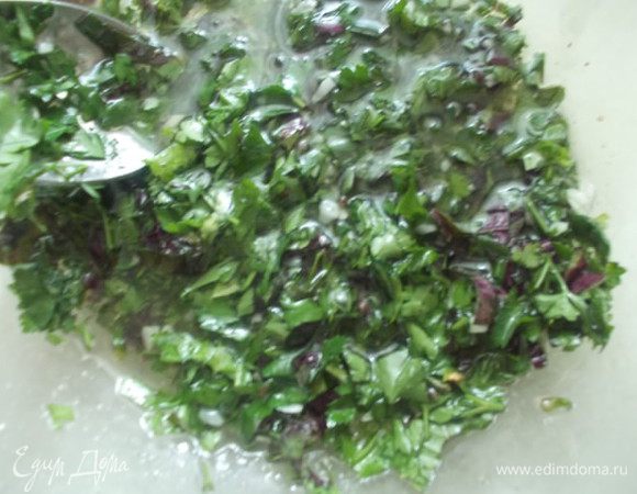 Режем мелко по маленькому пучку базилика и петрушки,можно взять другую зелень. Чеснок измельчить и добавить к маринаду.