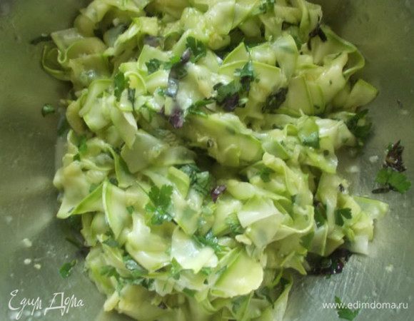 Кабачки оставленные на пол часа,уже пустят сок,его нужно слить и отжать кабачки,все это делать руками и мешать тоже руками. Добавить маринад и оставить в холодильнике на 2-3 часа,до готовности,пару раз можно за это время перемешать.