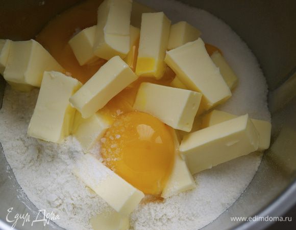 Приготовить обыкновенное песочное тесто, все ингредиенты положить в чашу блендера и смешать. Добавление миндальной муки сделало корж для пирога ОЧЕНЬ вкусным..., хрустящим... Мммм..... Отличное тесто, в общем! ;))