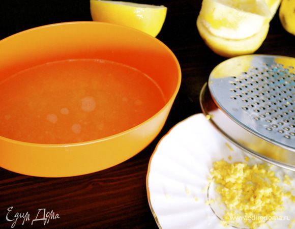 Для крема. Натереть цедру двух лимонов и выдавить сок из трех! (для любителей лимонной выпечки!)