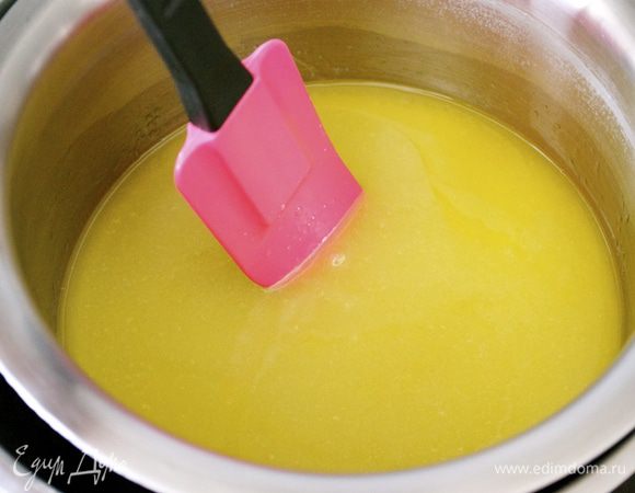 Поставить на водяную баню кастрюльку с маслом и половиной количества сахара. Дать раствориться.