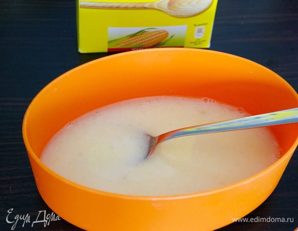 Ложку кукурузного крахмала размешать в лимонном соке, чтобы не было комочков.