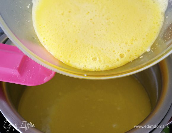 Яйца и желтки размешать с оставшимся сахаром. Влить осторожно в масляную смесь и энергично размешать. (можно сначала снять кастрюльку с бани, влить яичную смесь, а затем вернуть все на водяную баню!)
