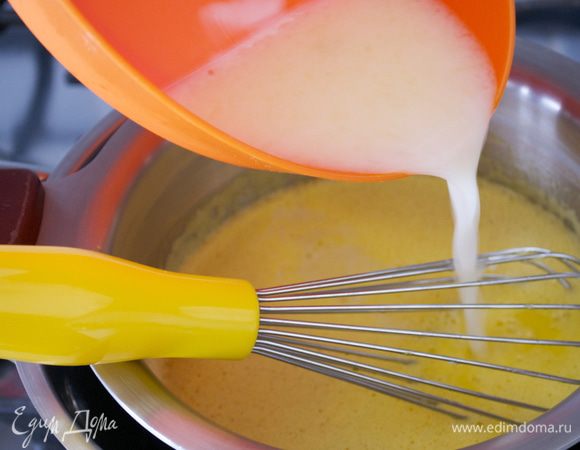 Следом добавить разведенный в лимонном соке крахмал. Снова размешать...