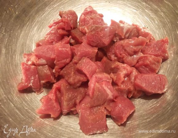 Мясо порезать мелким кубиком.