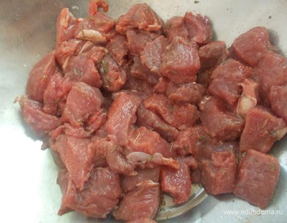 Добавить к мясу соль,специи,вино и масло,оставить на часик мариноваться.