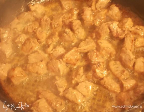 Мясо на обжариваем до золотистого цвета,на большом огне,затем ,огонь уменьшаем,накрываем крышкой и тушим до мягкости мяса.