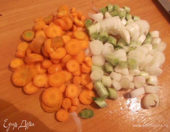 Молодую морковь и молодой лучок режем кольцами.