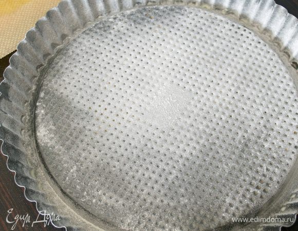 Духовку включить на 180 С. Подготовить форму для кростаты (у меня 28 см); смазать маслом и присыпать мукой.