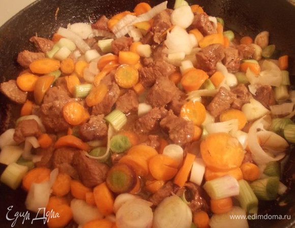 Добавляем овощи к мягкому мясу и продолжаем тушить до готовности овощей.