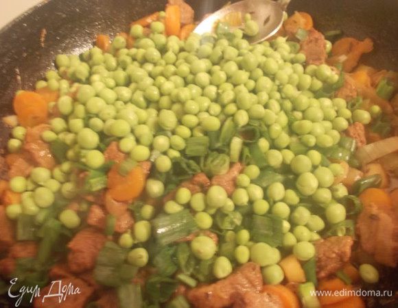 За пять минут до готовности,добавить молодой,зеленый горошек и маленький пучок измельченной кинзы,накрыть крышкой,протушить и выключить,оставить так,пока не сварится паста.