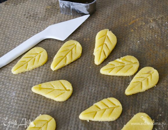 Остатки теста раскатать. Вырезать с помощью формочки, напоминающей листики, сделать соответствующий узор... Смазать молоком и запечь вместе с коржом (выложив на лист пекарской бумаги). Будьте внимательны со временем выпечки листиков - несколько минут! Я немного отвлеклась, и первая партия листиков у меня сгорела! Хорошо, что теста хватило еще на одну партию... ;)))