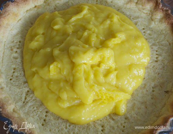 Крем выложить на остывший корж и разровнять.