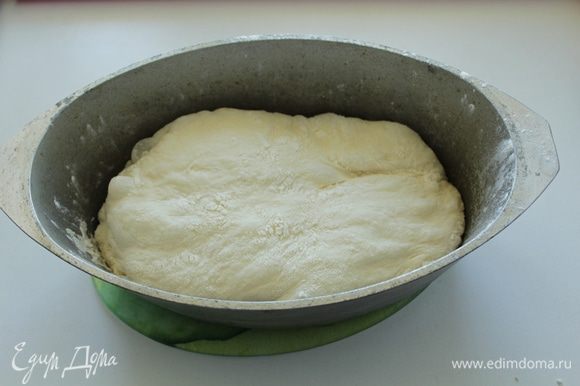 Аккуратно переложить тесто в чугунок (смазывать ничем не нужно), закрыть крышкой и выпекать 30-35 минут при 230*