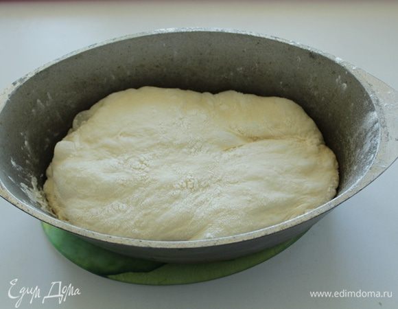 Аккуратно переложить тесто в чугунок (смазывать ничем не нужно), закрыть крышкой и выпекать 30-35 минут при 230*