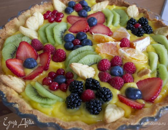 А теперь осталось украсить нашу кростату..., придав ей вид... летнего сада! ))) Здесь можно пофантазировать! Мне захотелось повторить рисунок, как на кростате, увиденной мной в журнале... Мне потребовались клубника, малина, ежевика, черника, немного красной смородины, киви и апельсин! Выложить фрукты и ягоды, образуя цветочные узоры! ))) Добавить листики из теста.