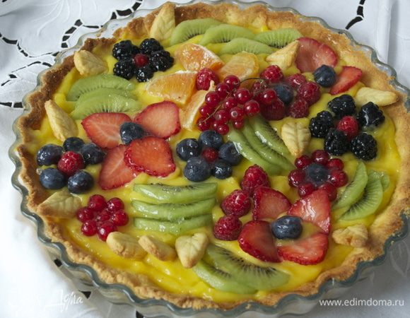 Смазать фрукты-ягоды растворенным желатином для тортов.