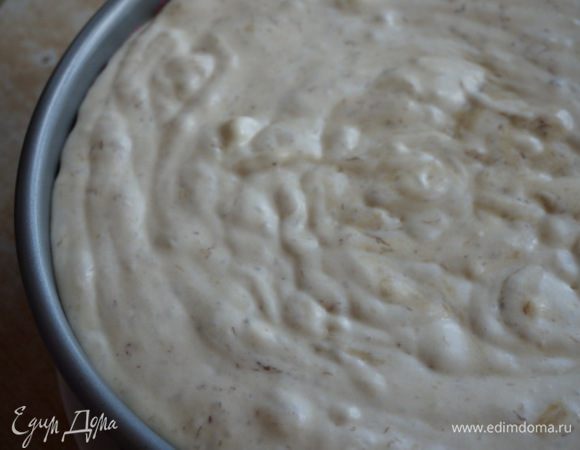  Суфле укладываем на бисквит, равняем поверхность.