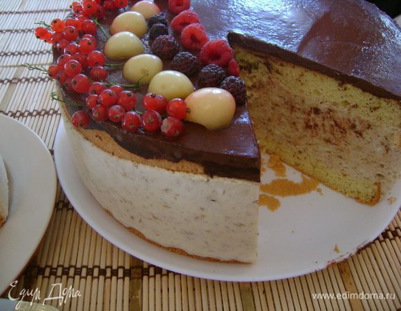 Тем временем приготовила глазурь, смешав все ингредиенты, растворила на водяной бане. Торт освободила от формы, вылила глазурь, разровняла и украсила различными ягодами. Вот он такой получился.
Быстренько торт в руки, мужа под мышку, и в гости к друзьям!!! Вечер удался, торт всем понравился! Угощаю!