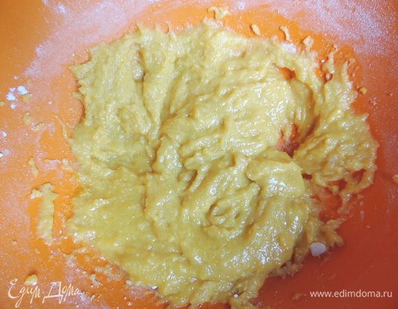 Кладем в миску яйцо, сахарную пудру, желтки, миндальную муку и обычную муку. Взбиваем примерно 10 минут. Сначала масса довольно густая и темная. На фото просто смешанные ингредиенты. 