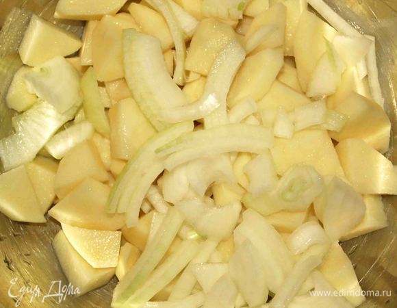 Берем крупный картофель.
 Картофель чистим, нарезаем кубиками или средними дольками. Лук режем полукольцами. Соединяем