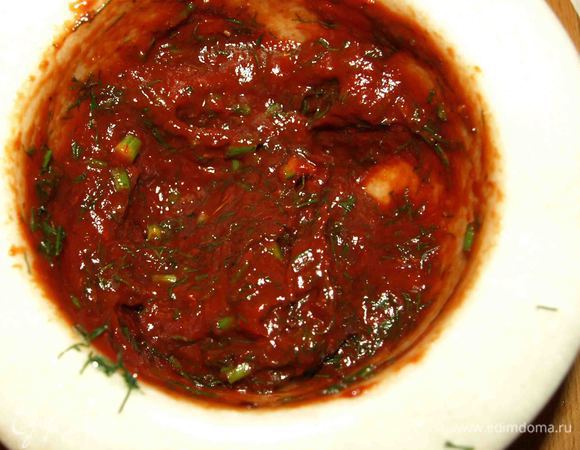 Специи смешать с растительным маслом, добавить соль, сахар, лимонную кислоту на кончике ножа или щепотку, добавить томатную пасту и все смешать. Добавить мелко нарезанный укроп .
