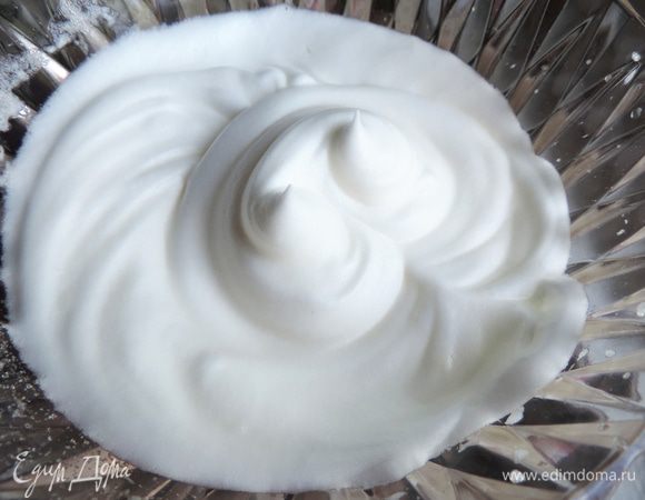 Для бисквита нам понадобится примерно 1 маленькое яйцо, два желтка от крупных яиц и три белка от крупных яиц. 
Взбиваем белки до устойчивых пиков, затем, не прекращая взбивания постепенно добавляем 30 грамм сахара, и снова взбиваем до устойчивых пиков. Если емкость перевернуть, правильно взбитые белки не должны из нее выпадать. Осторожно с проверочным тестом! Убираем белки в холодильник.