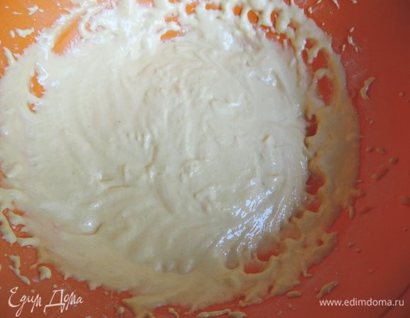 А это фото в конце взбивания. Видно, что масса стала немного жиже, воздушнее и сильно посветлела.