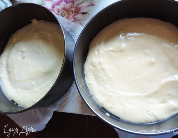 Нам нужно выпечь два коржа диаметром 22-23 см. Я выпекала в двух формах 22 и 23см. А потом больший корж обрезала по размеру меньшего. выпекаем в разогретой до 180 градусов духовке примерно 15 минут. Ориентируйтесь на свою духовку. Бисквит должен хорошо подрумяниться, верх не должен липнуть, а серединка бисквита - пружинить при нажатии.