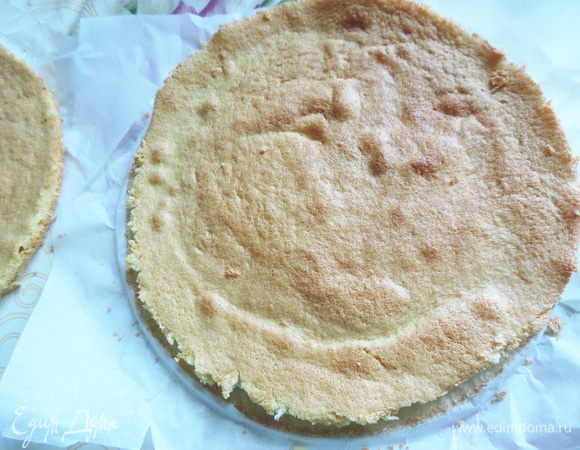 Готовым бисквитам дать остыть.