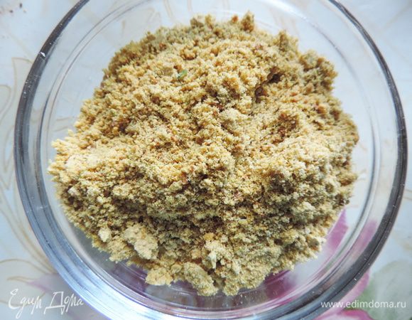 А в это время займемся фисташковой пастой, если у вас нет возможности купить готовую. 
Заранее чистим фисташки. Заливаем кипятком на три минуты. Затем воду сливаем, очищаем фисташки от кожицы и подсушиваем в духовке при 150 градусах примерно 10 минут. Их цвет не должен поменяться!!! 
Если у вас есть возможность, то перед покупкой убедитесь, что вам предлагают качественные фисташки. Они должны быть характерного салатового цвета. 
Подготовленные фисташки надо смолоть в муку с чайной ложкой сахарной пудры.