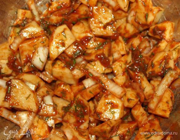 Картофель с маринадом соединить, хорошо перемешать