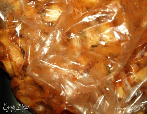 Аккуратно выложить в рукав или в пакет для запекания. Рукав предварительно завязать с одной стороны.  Отправить в разогретую до 180 градусов духовку и запекать 1 час. 