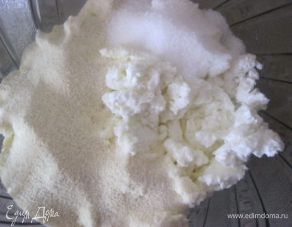 В миске соединить творог жирный (у меня - домашний), манку, ванилин и сахар.
* Сахар можно увеличить, если кто любит послаще.
Мешать до однородного состояния.