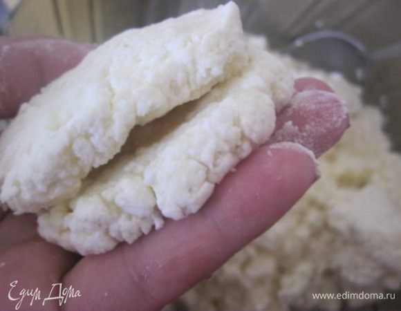 И накрываем второй " котлеткой".
Формируем наш сырник.