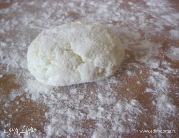 Обваливаем в муке.