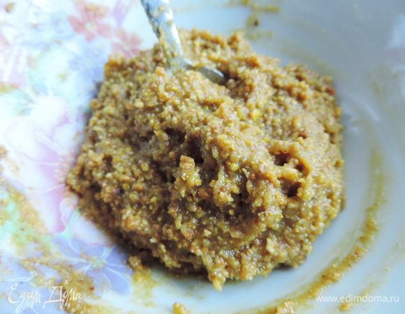 Смешиваем фисташковую муку с миндальной. Сахар растворяем в кипятке (2 столовые ложки). Вливаем полученный сироп в ореховую смесь и вымешиваем до однородности. Наша паста готова. Можно добавить 1 каплю экстракта горького миндаля. Я добавила 1 каплю ароматизатора "горький миндаль". Будьте осторожны! не перебейте запах и вкус фисташек! Наша паста никогда не будет иметь такой красивый зеленый цвет, как покупная, по желанию, можете ее подкрасить зеленым пищевым красителем.