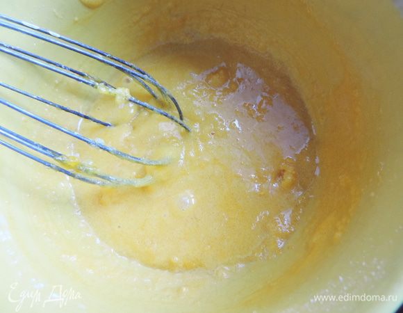 Займемся заварным кремом. Молоко закипятим. Смешаем венчиком желтки (2,5желтка) сахар, крахмал, муку и ванилин.