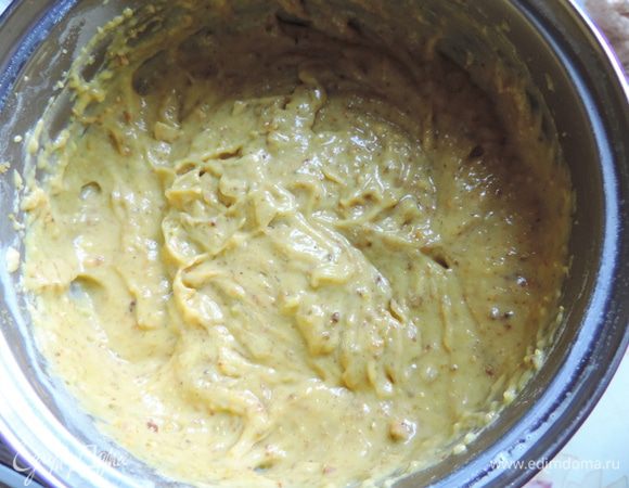 Остывший заварной крем взбиваем с фисташковой пастой. Нам понадобится вся приготовленная.