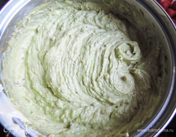Затем, не прекращая взбивания, по кусочку добавим размягченное сливочное масло комнатной температуры. взбиваем до получения однородного воздушного крема. Я его подкрасила капелькой зеленого пищевого красителя.