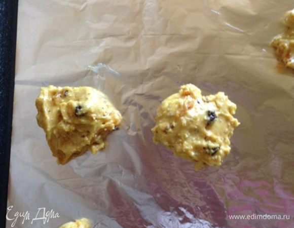 Столовой ложкой выложим на застеленный пекарской бумагой противень будущие печенюшки на небольшом расстоянии друг от друга и поставим в духовку минут на 15.