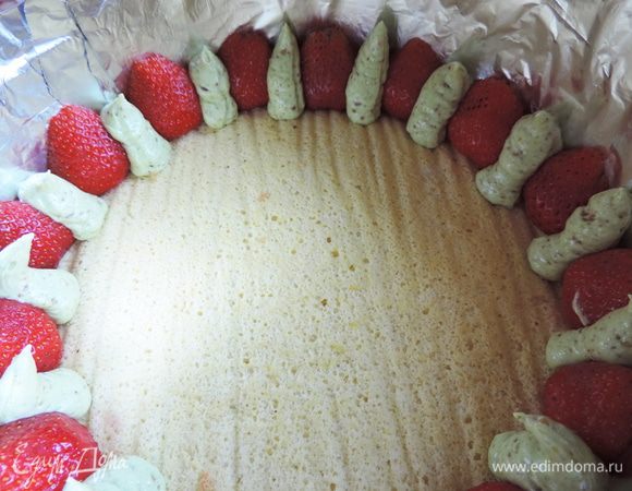 Наполняем кондитерский мешок кремом, срезаем его носик и аккуратно заполняем кремом промежутки между ягодками.